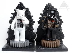 The Mechanics of Life.Resin and vinyl Bear figures.In collaboration between Luke Chueh, Munky King Toys and Doktor A, Bruce Whistlecraft.Set of white and black bears.